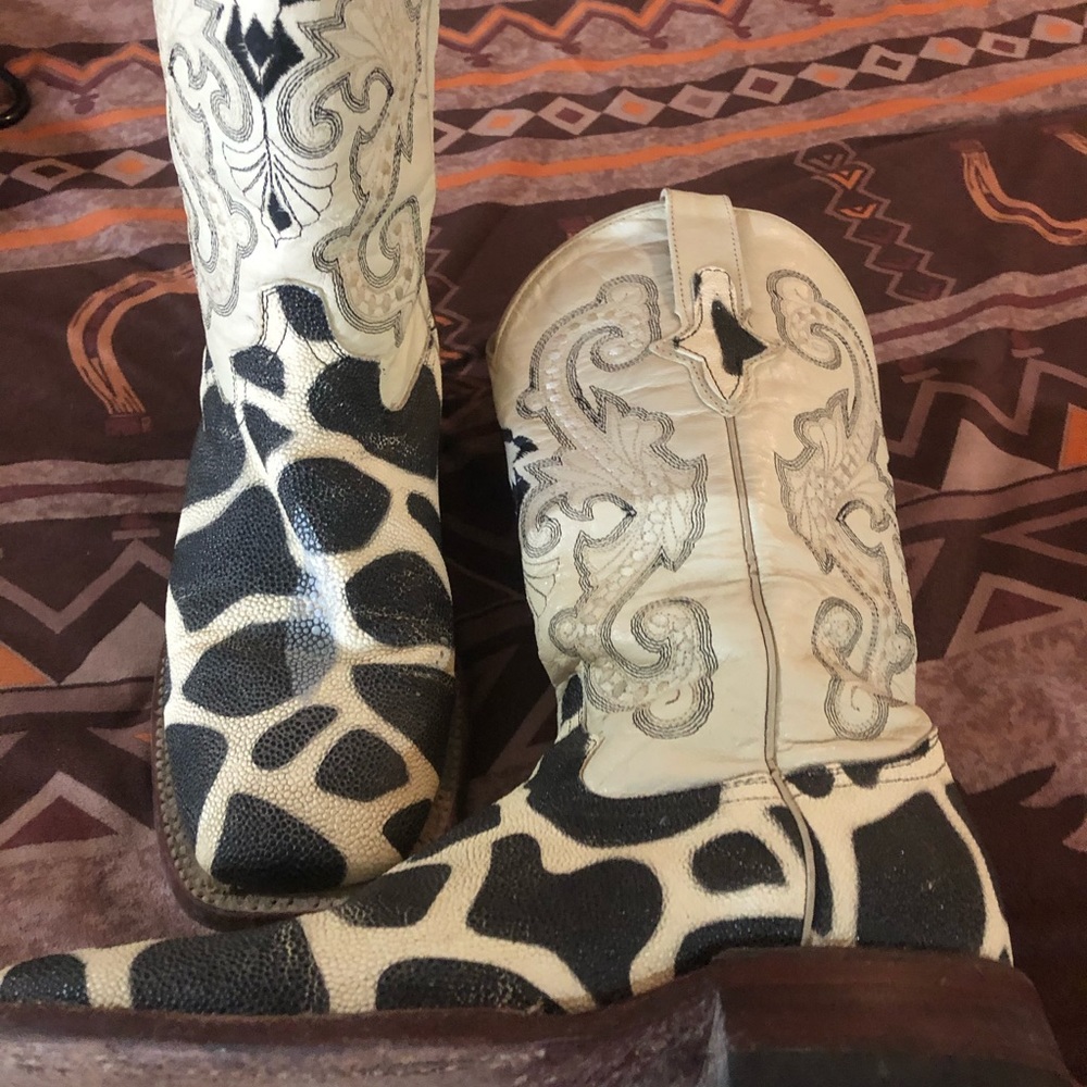 Ferrinni giraffe stingray boots size 6.5